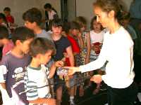 Photo de l'atelier "nid" : reconna�tre les diff�rentes esp�ces de bois.